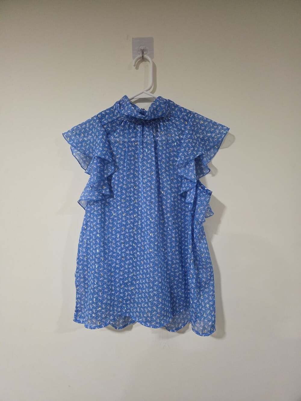 Sabina Musayev Mock Neck Flutter Sleeve Blouse in Blue Geo Print, Size small